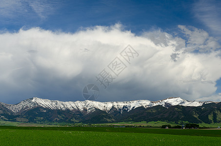 美国蒙大拿州加拉廷县Briger山和清除风暴云的春田图片