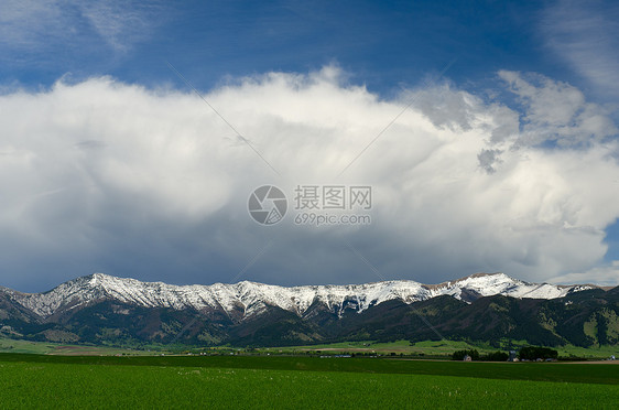 美国蒙大拿州加拉廷县Briger山和清除风暴云的春田图片