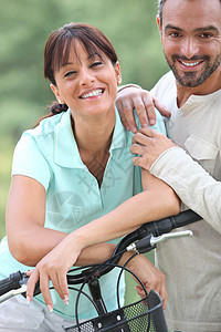 有自行车的夫妇篮子农村女士运输两轮车轮子把手绿色运动踏板图片
