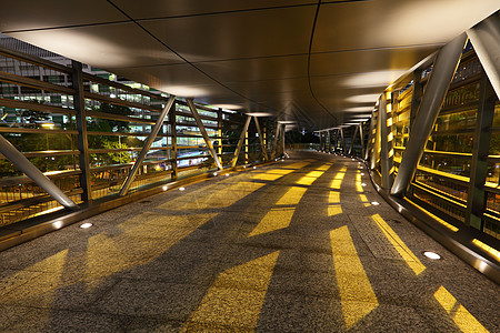 夜间飞过照明街道旅行黑暗路面交通城市景观运输立交桥图片