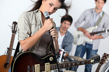 年轻摇滚乐队男性演员男人唱歌玩家女士乐器工作室岩石人声图片
