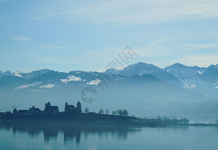 瑞士城堡反射天空村庄阴影图片