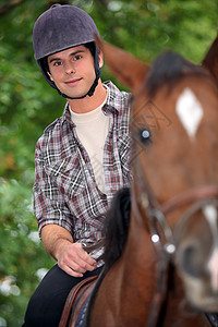 年轻人骑马美丽优胜者专注白色帽子领导运动竞赛宠物骑士图片