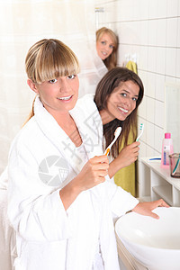 女青年一起上洗手间图片