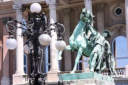 洪峰布达佩斯皇宫的马和骑马人雕像骑士建筑城堡场景纪念碑绿色皇家历史性地标害虫图片
