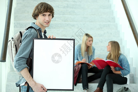 持有空白海报的学生图片