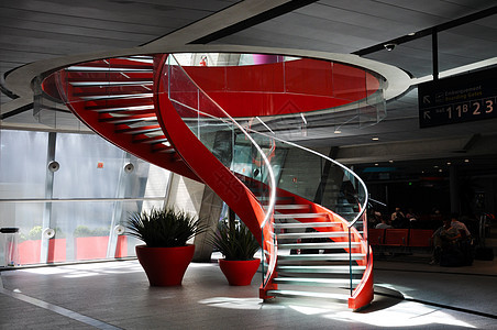 螺旋楼梯金属建筑栏杆飞机场建筑学曲线圆圈护栏红色圆形图片