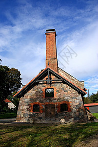 石屋蓝色别墅烟囱天空白色农村国家绿色建筑房子图片