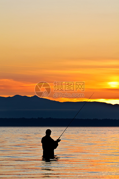 日落时有钓鱼杆的渔夫的轮廓运动娱乐缫丝垂钓者投掷反射爱好退休男人假期图片