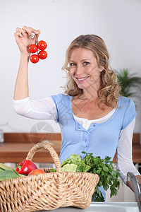 持西红番茄的妻子图片
