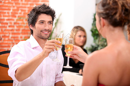 来两杯香槟庆典餐厅女性成功微笑玻璃干杯快乐长笛夫妻图片
