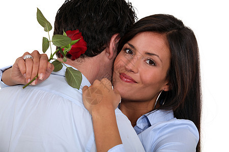 拥有单身红玫瑰和拥抱丈夫的妇女;图片