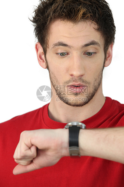 男人看着时间红色腕带胡须眼睛衬衫震惊白色前额手表头发图片