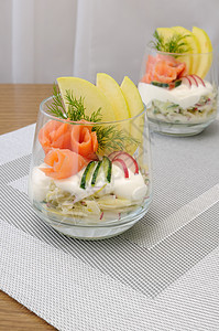 Verrin与熏鲑鱼沙拉设置蔬菜自助餐奶油黄瓜饮食倾向嗜好萝卜图片