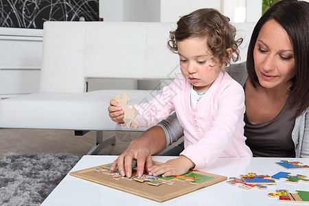 母亲与她的小女孩玩耍乐趣地面教育字母家庭妈妈成人母性女性帮助图片