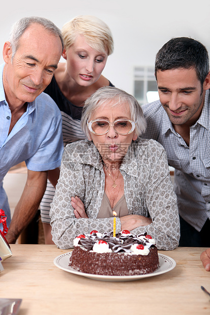 家庭中的生日亲属巧克力桌子奶油女儿蜡烛男性关系环形儿子图片