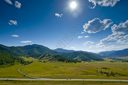 山上的道路 阿尔泰山脉 俄罗斯岩石旅游草地阳光假期天空土地地形石头爬坡图片