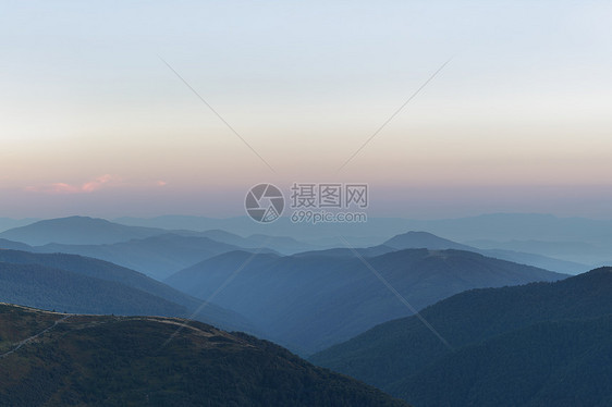 欧洲中心草地海报国家顶峰公园悬崖蓝色天空家庭远足图片