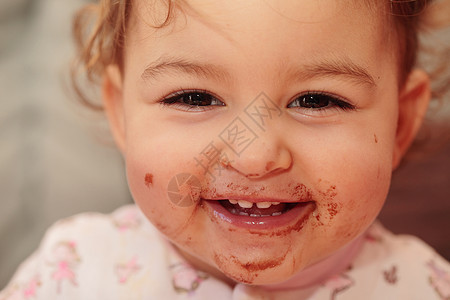 一个美丽的婴儿 以巧克力的肮脏嘴唇寄来邮件图片