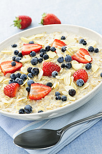 燕麦加浆果谷物奶油状勺子条子营养杏仁早餐食物图片