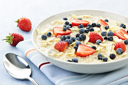 燕麦加浆果早餐奶油状营养勺子食物杏仁条子谷物图片