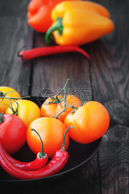 番茄背景盘子胡椒静物红色木板食物橙子黄色蔬菜图片