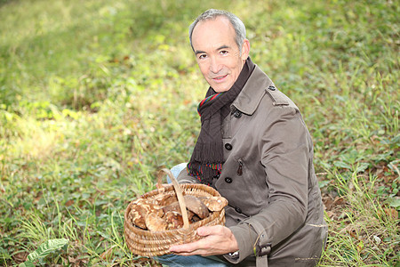 高级男子采蘑菇季节草原药剂师男人致命外套牧草知识草地柳条图片