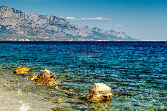 Bac的斯普利特和比奥科沃山附近美丽的亚得里亚海滩图片