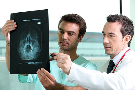 医生检查X光脖子射线专家工作实践报告盘子放射科医疗白色图片