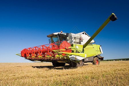 合并组合工作天空机器稻草收获小麦场地农场生长机械图片