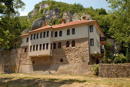 塞尔维亚Gornjak修道院岩石礼仪怪物建筑旅游宗教上帝传统爬坡阳光图片