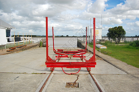 干码头铁路上的牵引起重机图片