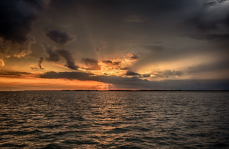 日落冲浪热带海岸线太阳橙子地平线海浪戏剧性射线海洋图片