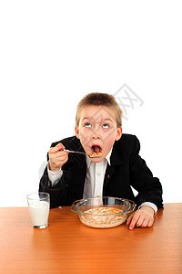 男生吃饭薄片享受食物青年衬衫男性勺子午餐青春期玉米图片