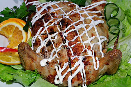 烤鸡棕色红色黄色礼物肉类蔬菜摄影绿色晚餐食物图片