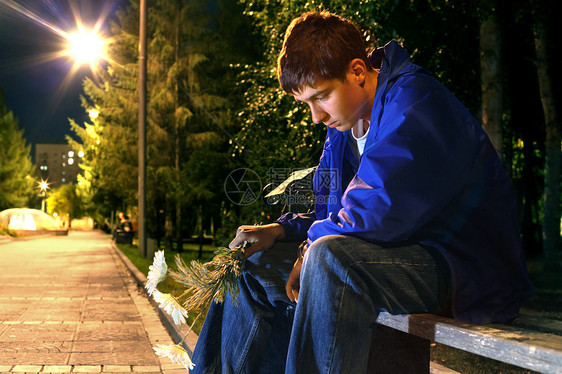 中断任用树木男人花朵长椅公园青少年孤独阴影牛仔裤悲伤图片