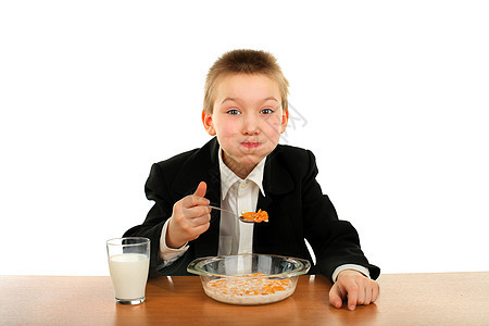男生吃饭青年饥饿玉米午餐薄片衬衫谷物享受勺子青春期图片