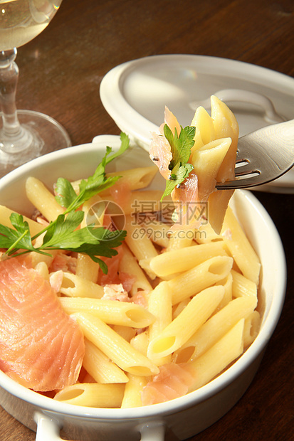 含熏鲑鱼的意大利面美食美味餐厅蔬菜贝类食物沙拉胡椒海鲜香料图片