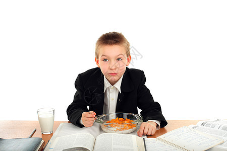 男生吃饭青少年食物薄片饥饿牛奶男性童年青春期衬衫勺子图片
