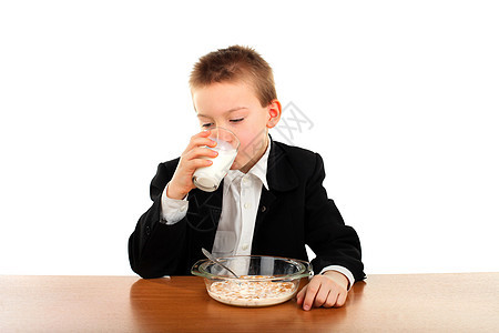 男生吃饭享受饥饿谷物玉米青少年薄片孩子衬衫牛奶盘子图片