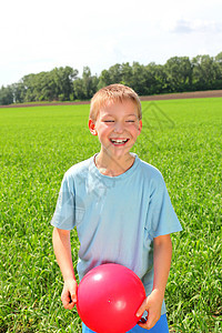 有球的男孩自由男生喜悦蓝色童年男性衬衫青少年场地运动图片