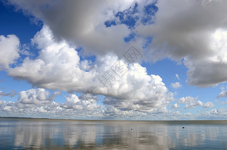 夏季末的海景图片