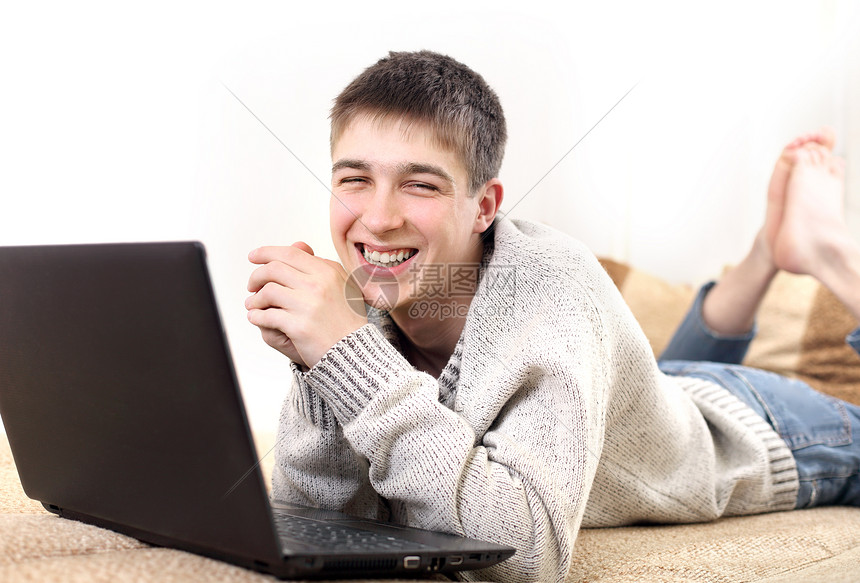 带笔记本的快乐少年头发男生互联网牛仔裤工具毛衣青少年青年男性喜悦图片