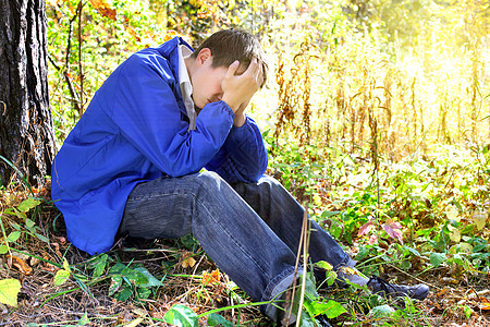 悲伤的青年男子森林失败焦虑孤独悲哀男性动荡衬衫紧张成人图片