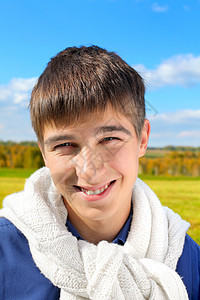 青少年肖像地平线男人男生自由森林场地享受毛衣狂喜幸福图片