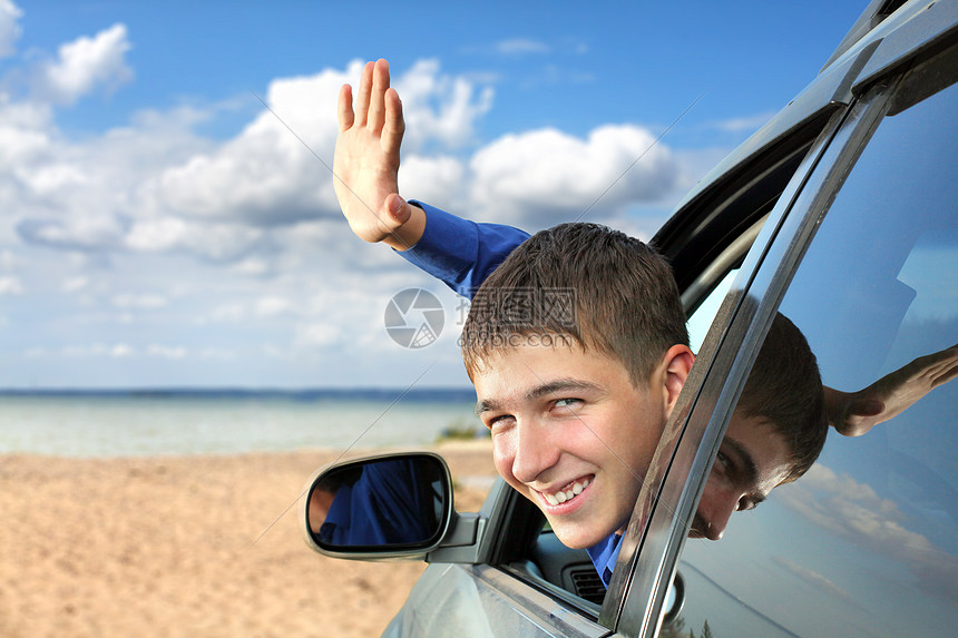 在车里的年轻人天空出租车海浪出租车司机手势司机支撑微笑喜悦欢乐图片