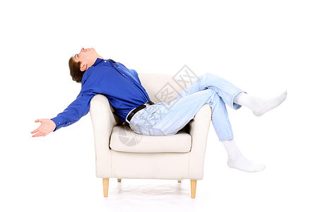 青少年坐在椅子上男性工作室头发衬衫说谎白色疲倦休息快乐棕色图片