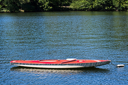湖上的船只荒野运动公园娱乐帆船池塘风景湖泊闲暇假期图片