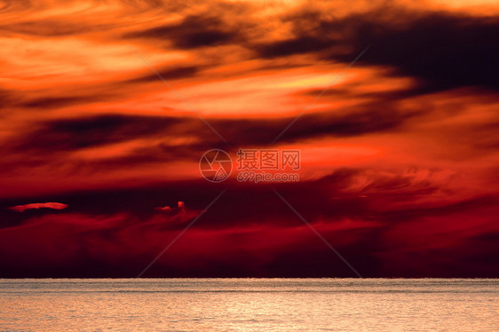 日落过水地平线视野阳光天空橙子湖泊风景太阳海景日落图片