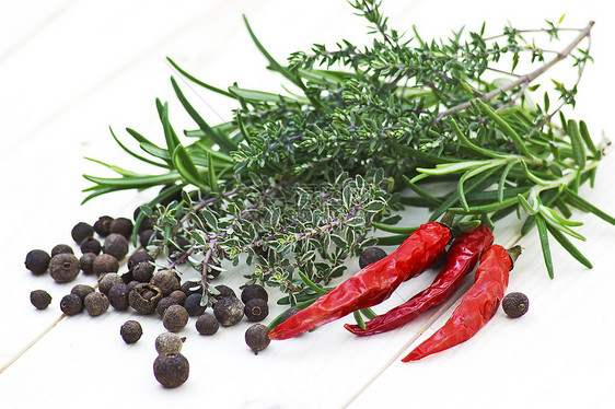 新鲜草药和香料植物枝条烹饪宏观药品花园叶子绿色草本胡椒图片